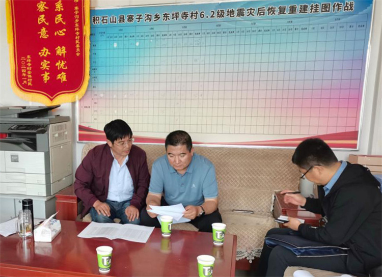 州縣紀委監(jiān)委機關聯(lián)合督查組對下沉干部 、駐村干部 、包村組長、村干部 “四級”干部履職到崗情況，以及工作日志和民情臺賬、訴求臺賬進行日常監(jiān)督檢查，壓實工作責任。.jpg