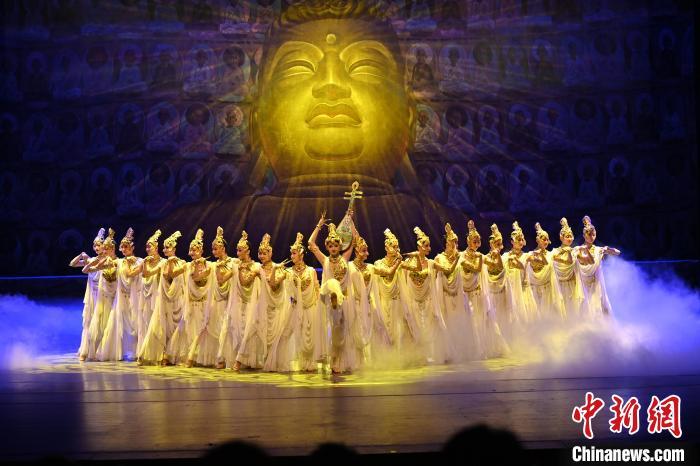 7月18日晚，中國(guó)經(jīng)典舞劇《絲路花雨》在甘肅蘭州黃河劇院演出。李亞龍 攝