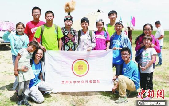 圖為蘭州大學(xué)文化行者團(tuán)隊(duì)走進(jìn)民族社區(qū)。(資料圖)蘭州大學(xué)供圖
