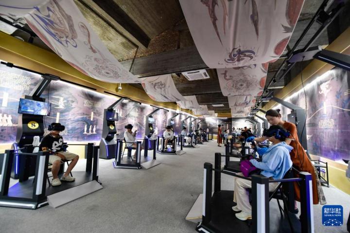 7月22日，游客線下體驗(yàn)“尋境敦煌——數(shù)字敦煌沉浸展”。新華社記者 郎兵兵 攝</p>
<p>