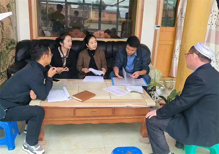 臨潭縣卓洛鄉(xiāng)紀(jì)委工作人員在下園子村農(nóng)戶家中了解在發(fā)放大病救助補(bǔ)助資金中是否存在落實(shí)不及時(shí)、不到位等作風(fēng)方面的問題。.jpg