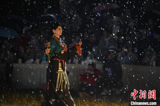 圖為2024年8月6日晚大賽現(xiàn)場(chǎng)模特進(jìn)行比賽。李亞龍 攝