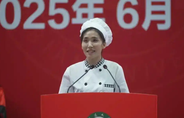 食堂阿姨演講爆火，最是真情動(dòng)人心